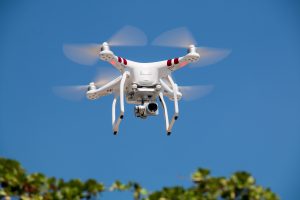 drone lennossa